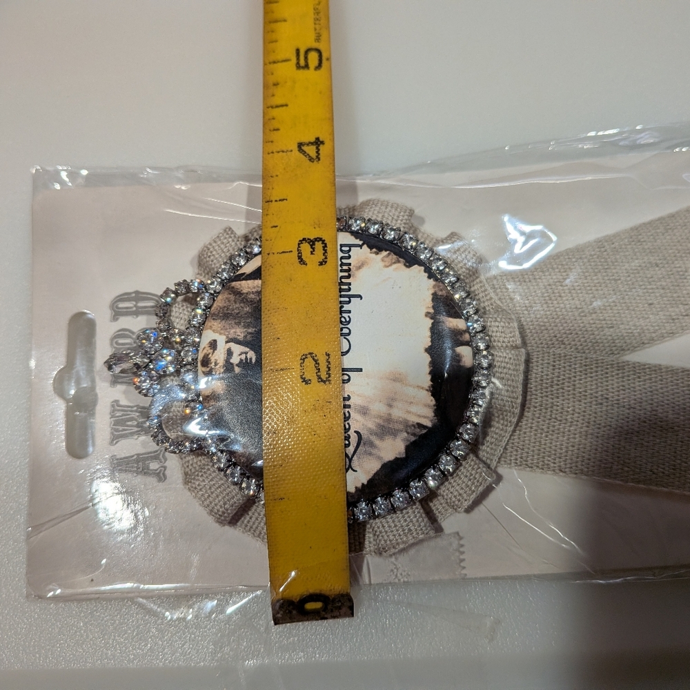 Queen Of Everything Pin/Brooch Ribbon New In Package - Picture 8 of 8